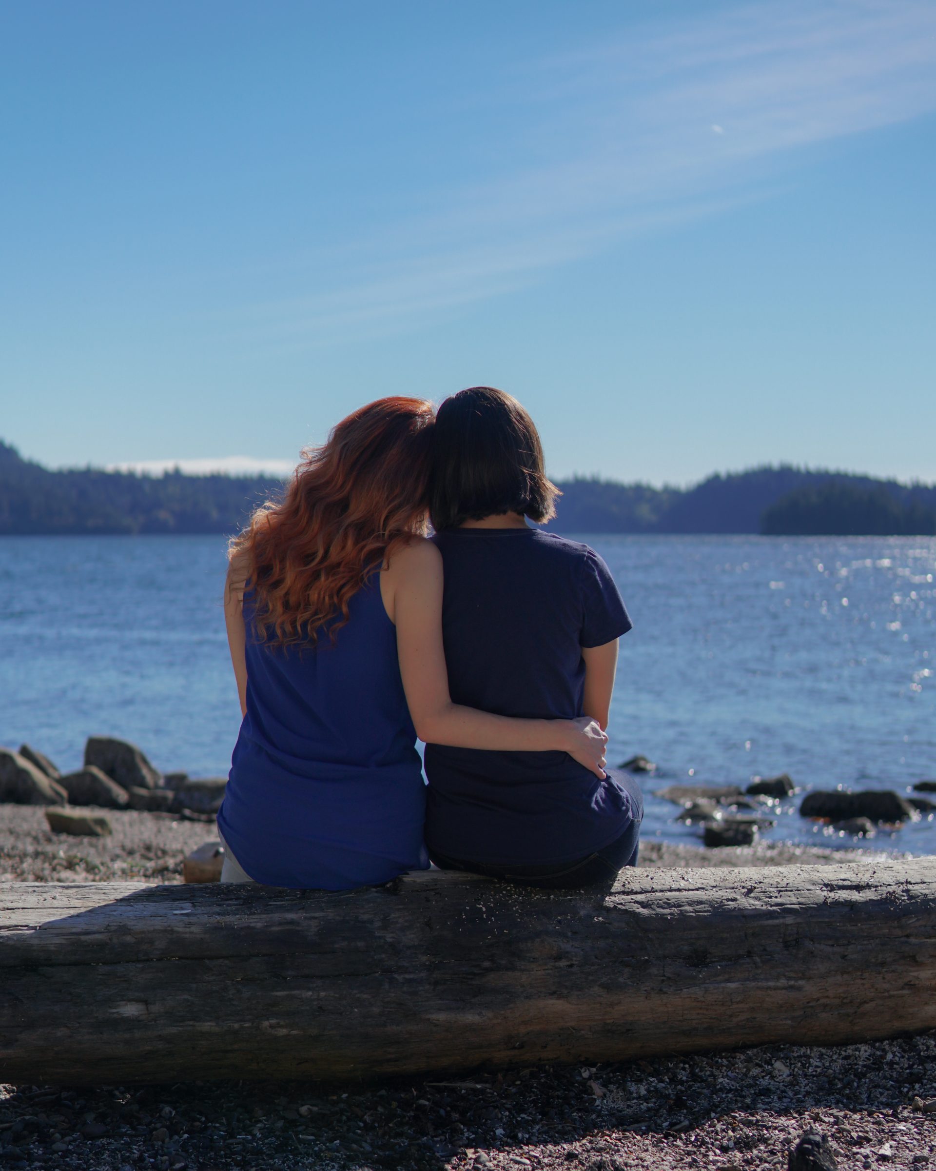 Lesbian Couple Backs Ocean