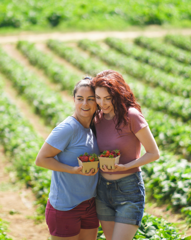 Maan Farms Strawberry Lesbian Couple